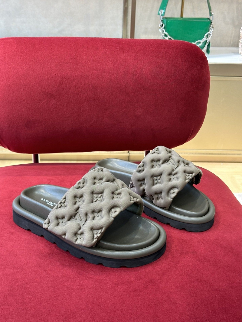 l0vis Vvtt0n slippers